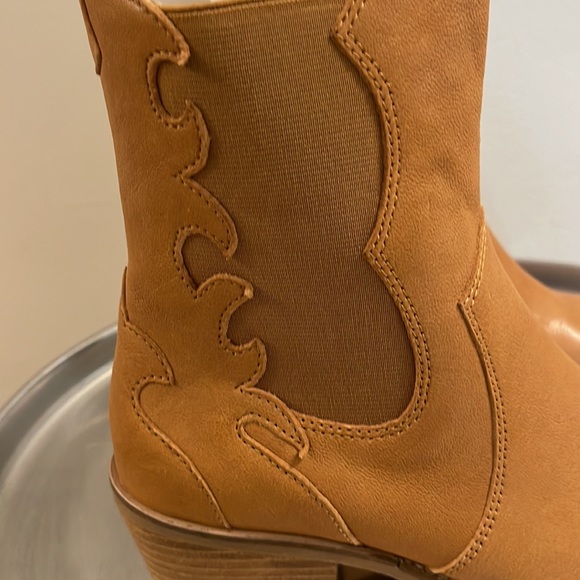 Geewawa boots. Pretty brown boots with side scalloped detailing. - Picture 4 of 5